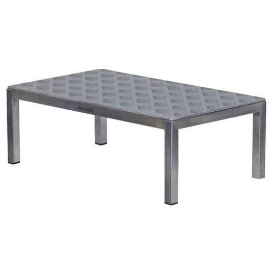 Der Novocal OP-Tritt 1 ist ein rechteckiger Metalltisch (600 x 350 x 250 mm) mit einer strukturierten Gitterplatte und vier geraden Beinen, gebrandet "Novocal" - ideal als medizinischer Tritthocker im Operationssaal. Verpackung: 1 Stück.