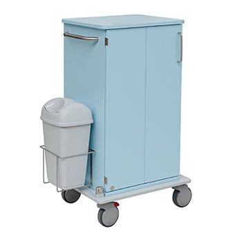 Novocal ošetrovací a pracovný vozík má svetlomodrý kovový rám s dvoma dverami, bočnú rukoväť, veľké sivé kolesá na celoplastovej platforme a pripevnený odpadkový kôš. Zobrazené na bielom pozadí.