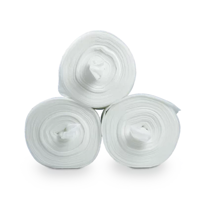 Tri rolky netkaných utierok Dr. Schumacher DESCO WIPES od Dr. Schumacher GmbH sú naskladané v trojuholníku na svetlom pozadí. Z bočného pohľadu ukazujú rolky svoj kruhový, sústredný vzor, ideálny pre použitie v systémoch dávkovačov netkaných utierok.