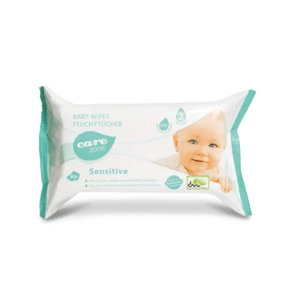 Balenie Dr. Schumacher CAREZONE BABYWIPES SENSITIVE (80 obrúskov) od Dr. Schumacher GmbH s bielym a modrozeleným dizajnom, usmievavou detskou tvárou a dvojjazyčným textom v nemčine a angličtine, ideálne pre citlivú detskú pokožku.