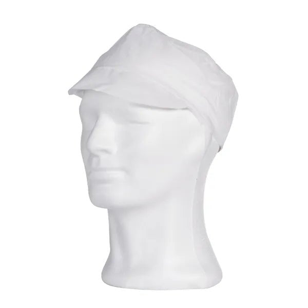 Biela AMPri PP čiapka s šiltom (veľkosť M, balenie 100 kusov) je zobrazená na hlave figuríny, ideálna ako hygienická ochranná čiapka v potravinárskej výrobe. Čiapka má krátky, zaoblený šilt a je zobrazená na bielom pozadí.