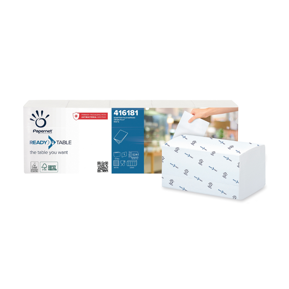 Ruka vyťahuje servítku z balenia servítok Papernet ¼ Falz spoločnosti Sofidel Germany GmbH, ktorá hrdo prezentuje certifikované označenie FSC. Balenie, ozdobené modrým logom, predstavuje dôležité detaily ako je kód artiklu 416181, ktorý stelesňuje excelentnosť technológie Ready Table.