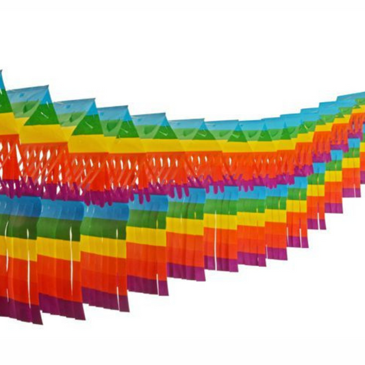 Bunte Papierschlangen, die das PAPSTAR Großraumgirlande-Papier widerspiegeln, sind in parallelen Linien angeordnet. Jede schwer entflammbare Schlange besteht aus rechteckigen Abschnitten in einer sich wiederholenden Regenbogensequenz: Grün, Gelb, Orange, Rot und Blau. Diese Schlangen verstärken die festliche Atmosphäre vor einem schlichten weißen Hintergrund.