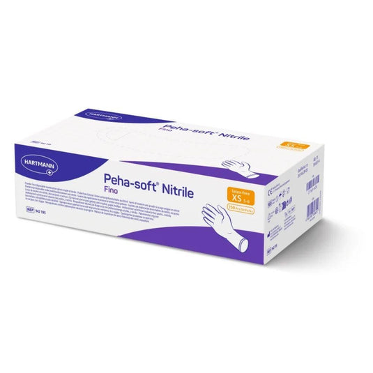 Krabička s jednorazovými rukavicami Peha-soft® nitrile fino od spoločnosti Paul Hartmann AG, bez latexu a bez púdru, v bielo-fialovom obale vo veľkostiach XS – S. Na bočných stranách je vyobrazenie ruky s rukavicou, čiarové kódy a informácie o produkte.