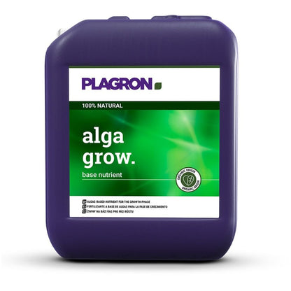 Veľký fialový džbán s nápisom „Plagron Alga Grow Prírodné rastové hnojivo“ od Bertels B.V. má zelené pozadie s textom v angličtine a španielčine. Tento štvorcový kontajner s hornou rukoväťou je ideálne prírodné rastové hnojivo pre vašu záhradu.
