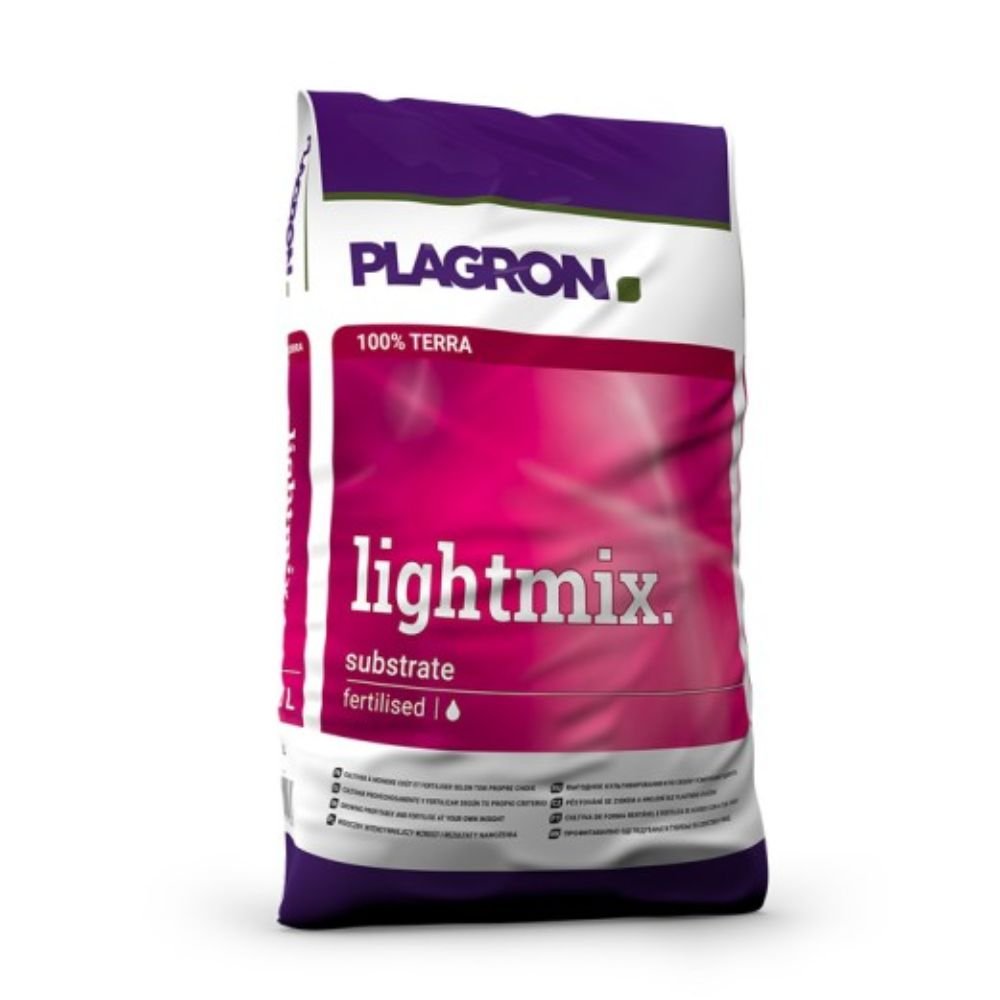 Vrecko Plagron Lightmix s perlitovým substrátom od Bertels B.V. vo fialovej a ružovej farbe obsahuje 100 % Terra-hnojenú zeminu s bielym textom. Vzpriamené vrecko zobrazuje dole informácie o produkte a detaily perlitu, čím sa zvýrazňuje kvalita zeminy Plagron.