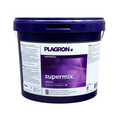 Fialový plastový vedro s nápisom „Plagron Supermix - prírodné hnojivo“ je navrhnutý pre optimálny rast rastlín. Na prednej strane je logo Bertels B.V. s nápismi „Prísada“ a „Doplnok substrátu“ a na etikete sú vytlačené rôzne detaily. Vedro má bezpečné veko.
