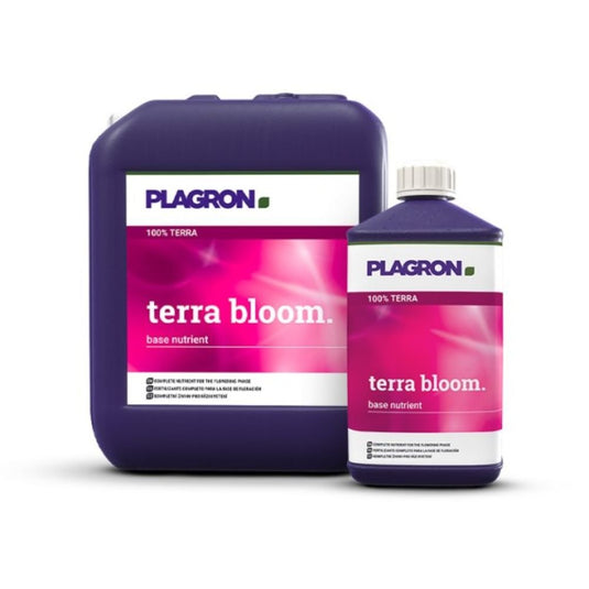 Pred bielym pozadím stoja dve nádoby s produktom Plagron Terra Bloom od spoločnosti Bertels B.V. Väčšia tmavo fialová nádoba má ružovo-bielu etiketu, ktorá odráža dizajn tej menšej a je ideálna na podporu bohatého kvitnutia vo vašej záhrade.