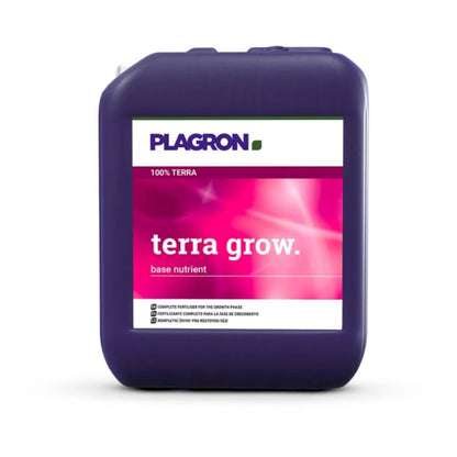 Plagron Terra Grow od Bertels B.V. je veľký, tmavofialový kontajner pre rastovú fázu s bielou etiketou s ružovými a zelenými akcentmi. Obsahuje pokyny v malom písme na spodnej strane a má praktickú rukoväť na prenášanie hore.
