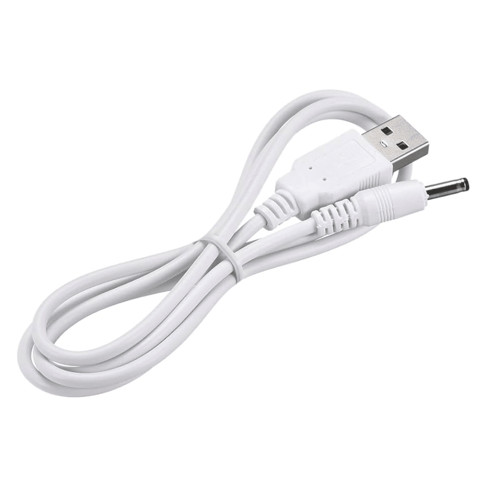 Kábel USB *Pluslife* v bielej farbe, s konektorom štandardného USB-A na jednom konci a valcovým DC napájacím konektorom na druhom konci, má robustné spracovanie. Je úhľadne zrolovaný na bielom pozadí a pripomína štíhly *Pluslife nabíjací kábel USB na 3,5 mm*.