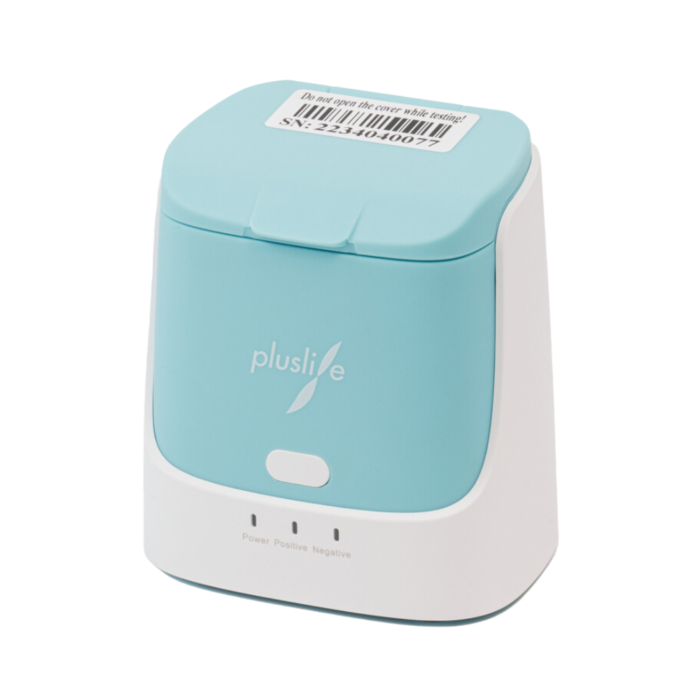 Integrované zariadenie na testovanie nukleových kyselín Pluslife (verzia pre veterinárov) je kompaktné a svetlotyrkysové s bielym vekom a logom „PlusLife“. Má tri kontrolné svetlá (napájanie, pozitívne, negatívne) a čiarový kód na vrchu. Balenie obsahuje 1 kus.