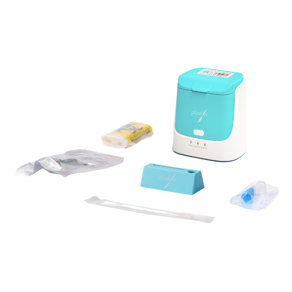 V strede je integrované zariadenie na testovanie nukleových kyselín Pluslife (verzia pre veterinárov) v tyrkysovej a bielej farbe so svojimi komponentmi: zapečatený sáčok, žltý balíček, plastová tyč, modrý predmet a obdĺžnikový tyrkysový artikel – ideálne pre veterinárne aplikácie.