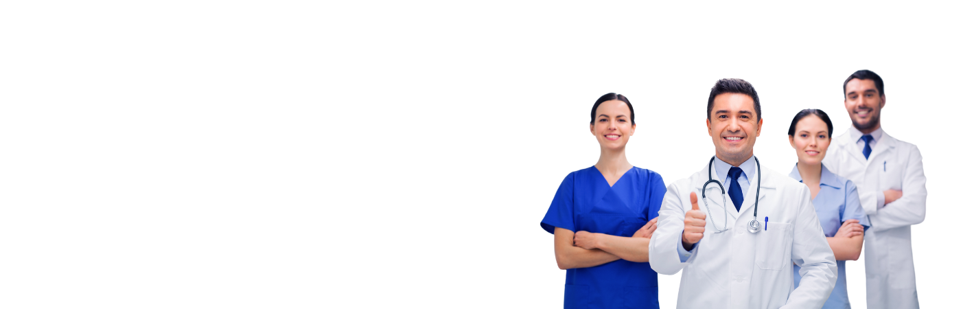 Vier Mediziner stehen zusammen, drei in weißen Kitteln und einer in blauen Kitteln. Der Arzt im Vordergrund lächelt und zeigt den Daumen nach oben. Der Hintergrund ist weiß mit viel freiem Platz auf der linken Seite.