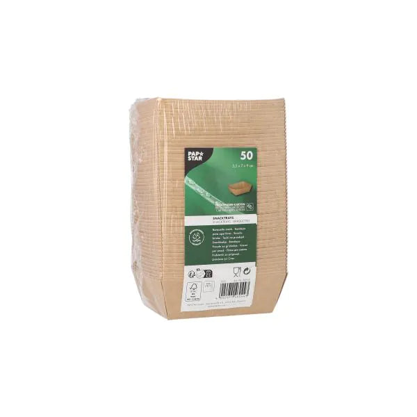 Eine Packung mit 50 PAPSTAR Snacktrays, Pappe "pure" - braun von PAPSTAR GmbH, vertikal gestapelt in Frischhaltefolie. Das Etikett zeigt Produktinfos, Recycling-Symbole und einen Barcode. Diese umweltfreundlichen Schalen sind nachhaltiges Einweggeschirr.
