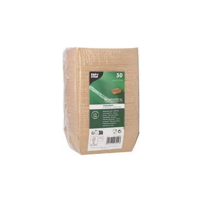 Eine Packung mit 50 PAPSTAR Snacktrays, Pappe "pure" - braun von PAPSTAR GmbH, vertikal gestapelt in Frischhaltefolie. Das Etikett zeigt Produktinfos, Recycling-Symbole und einen Barcode. Diese umweltfreundlichen Schalen sind nachhaltiges Einweggeschirr.