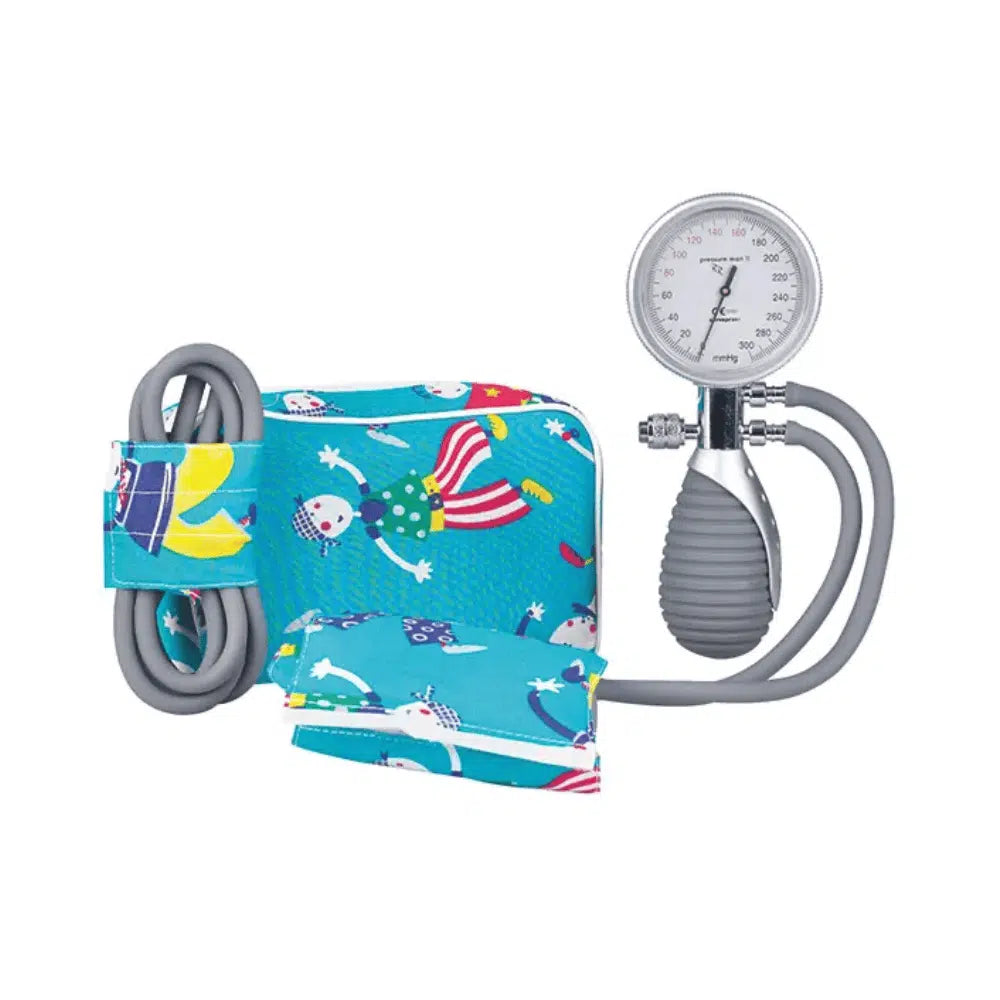 Predstavujeme dvojhadicový tlakomer Pressure Man II pre deti a dojčatá od spoločnosti Servoprax GmbH. Táto detská manžeta na meranie krvného tlaku má farebný dizajn s klaunami a balónikmi a dodáva sa s manometrom, žiarovkou a sivou hadicou. Je ideálna na hravé, ale presné meranie krvného tlaku u detí.