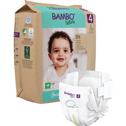 Eine Packung Bambo Nature Windeln der Abena Re-Seller GmbH zeigt ein lächelndes Baby auf der Vorderseite, während eine einzelne Windel das Bambo Nature Logo und eine Igelgrafik zeigt, die auf nachhaltige Materialien für eine sanfte Babypflege hinweisen.