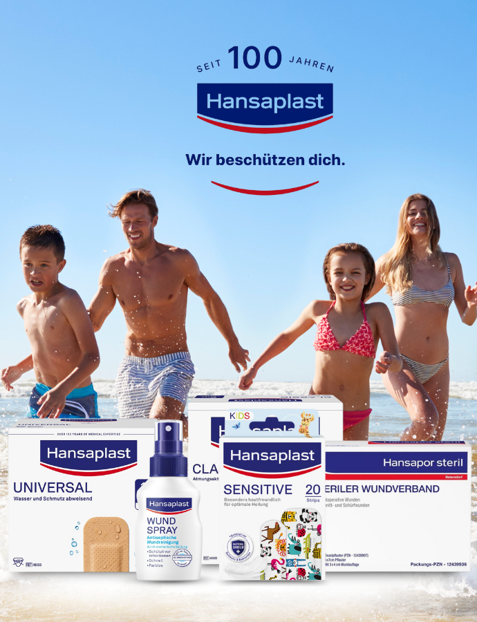 Zwei Erwachsene und zwei Kinder laufen an einem Strand. Im Vordergrund sind Hansaplast-Produkte zu sehen, darunter Bandagen und Wundspray. Oben weisen das Hansaplast-Logo und der deutsche Text auf 100 Jahre Schutz hin.