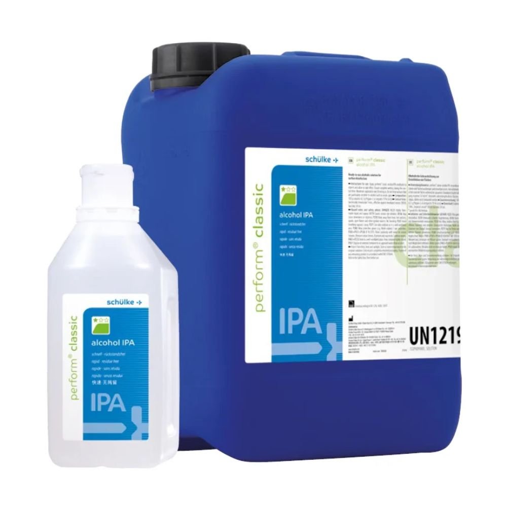 Veľká modrá nádoba a menšia priehľadná fľaša s nápisom „Schülke perform classic alc IPA Flächendesinfektionsmittel“ od Schülke & Mayr GmbH stoja na bielom podklade a ukazujú chemické bezpečnostné informácie s kódom „UN1219“.