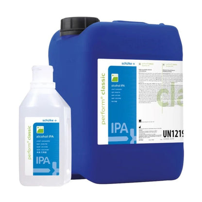 Veľká modrá nádoba a menšia priehľadná fľaša s nápisom „Schülke perform classic alc IPA Flächendesinfektionsmittel“ od Schülke & Mayr GmbH stoja na bielom podklade a ukazujú chemické bezpečnostné informácie s kódom „UN1219“.