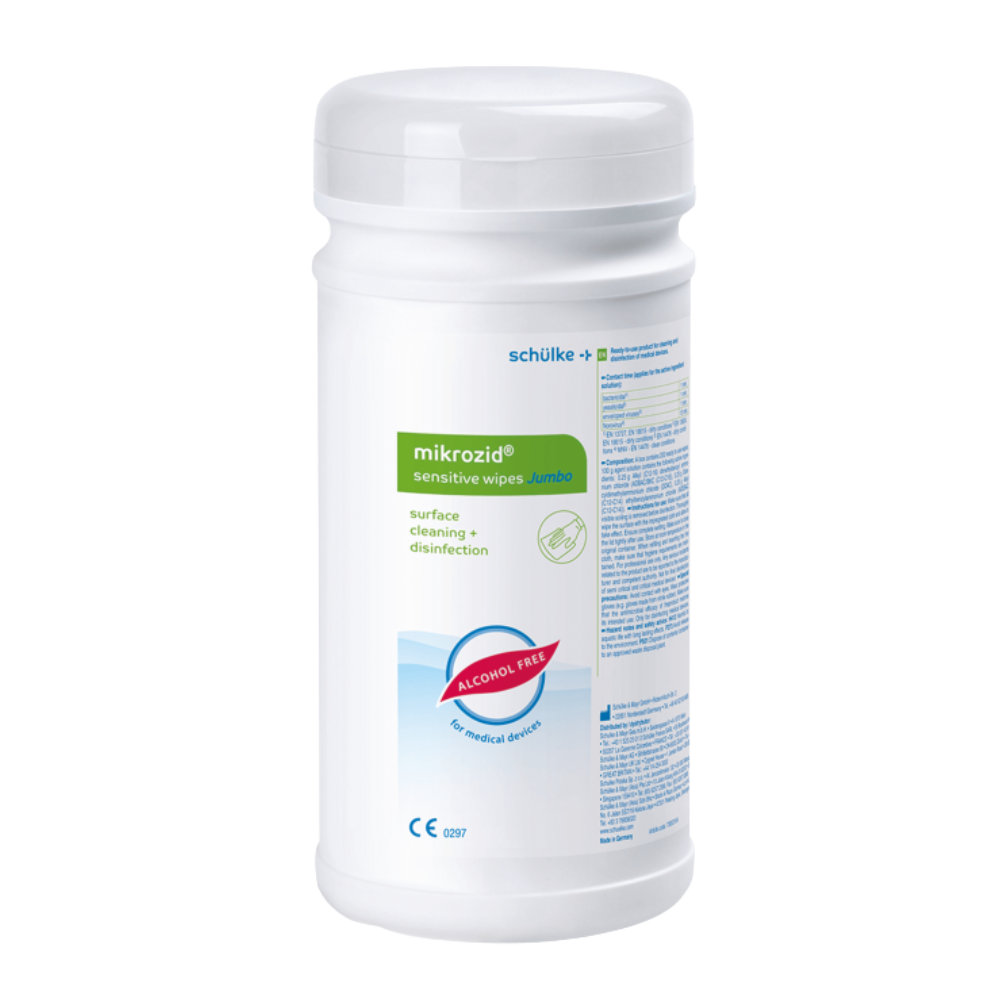 Biely valcovitý kontajner s „Schülke Mikrozid® sensitive wipes jumbo“ na čistenie a dezinfekciu povrchov, označený ako dezinfekčné utierky bez alkoholu s podrobnými informáciami a značkou Schülke & Mayr GmbH.
