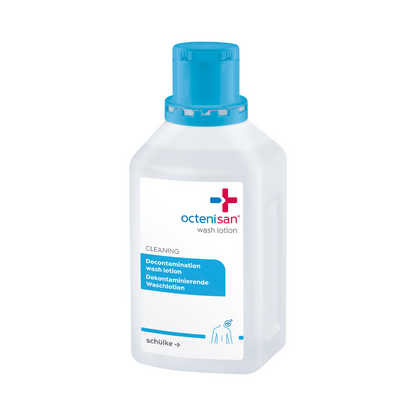 Priehľadná plastová fľaša Schülke Octenisan Waschlotion od spoločnosti Schülke & Mayr GmbH s modrým uzáverom a dvojjazyčnou etiketou stojí vzpriamene na bielom pozadí, ideálna na antiseptické čistenie pokožky a hygienickú starostlivosť o telo.