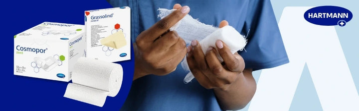 Eine Person in blauer Kleidung wickelt einen weißen Mullverband um eine Hand. Links im Bild sind Produkte der Marke Hartmann abgebildet: eine Schachtel Cosmopor steril Wundverbände, eine Packung Grassolind neutral Wundauflagen und zwei weiße Mullbinden. Rechts oben ist das Hartmann-Logo zu sehen.