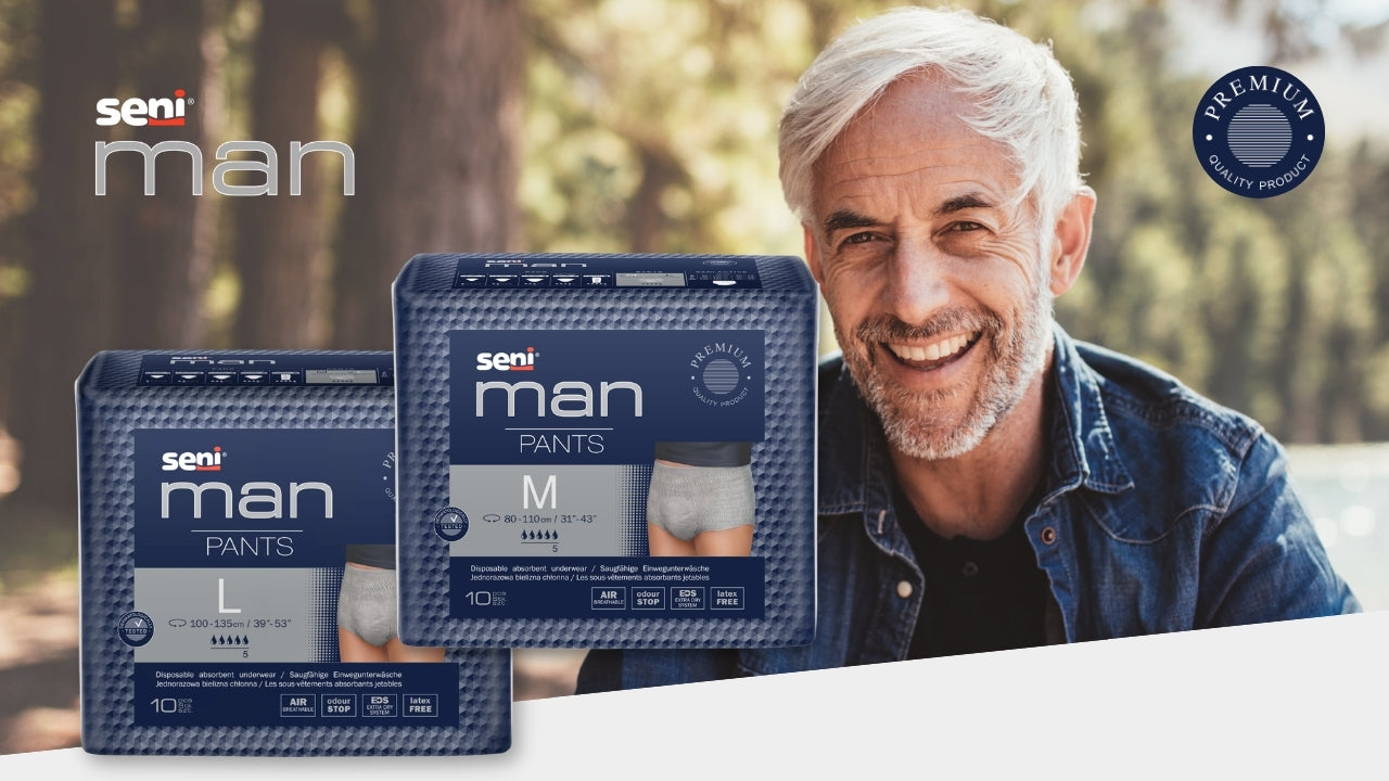 Seni Man Pants in den Größen M und L vor einem lächelnden älteren Mann im Freien. Die diskreten Inkontinenzhosen für Männer bieten sicheren Schutz und hohen Tragekomfort.