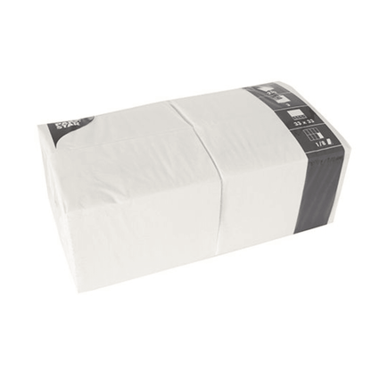 Obdĺžnikové balenie PAPSTAR 250 servítok, 3-vrstvové, s 1/8-skladom PAPSTAR GmbH má rozmery 33 x 33 cm a je zabalená v priehľadnom plastovom obale s čierno-bielou etiketou na jednom konci.