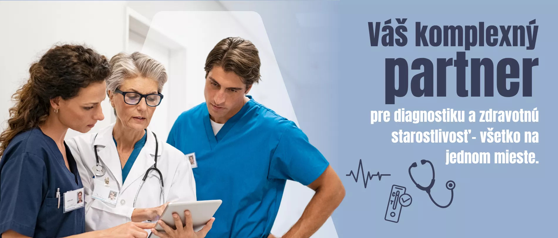 Traja zdravotnícki pracovníci stoja spolu a pozerajú sa na tablet, zatiaľ čo vpravo sa zobrazuje reklamná oblasť s medicínskymi symbolmi.