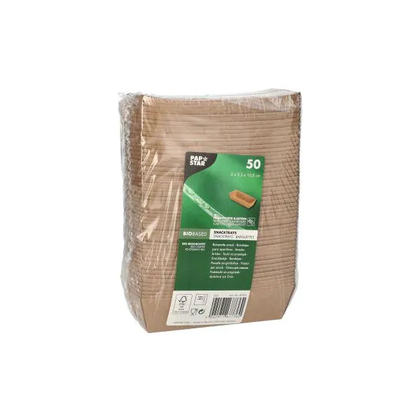 Eine versiegelte Packung mit 50 braunen PAPSTAR "pure" Snacktrays aus Pappe von PAPSTAR GmbH, nachhaltiges Einweggeschirr mit grüner Vorderseite für Produktinfos und Branding.