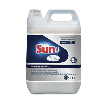 Obrázok 5-litrovej nádoby s nápisom „SUN Professional Klarspüler pre tvrdú vodu“ od Diversey Deutschland GmbH & Co. OHG, s kyslým oplachovacím prostriedkom na zabránenie usadzovaniu vodného kameňa. Ideálne pre komerčné umývačky riadu, zabezpečuje rýchle schnutie a je vhodné pre tvrdú vodu. Nádoba má rukoväť a výlevku, ako aj viacjazyčný text.