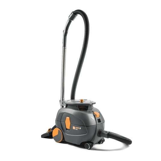 Vysávač TASKI AERO 8 PLUS, dodaný spoločnosťou Diversey Deutschland GmbH & Co. OHG, v šedej a oranžovej farbe, stojí vo zvislej polohe. Tento kompaktný a výkonný vysávač s nádržou je vybavený dlhou ohybnou hadicou a má valcovité telo s veľkými zadnými kolesami a menšími prednými kolesami, čo zaisťuje vynikajúcu manévrovateľnosť a efektívne čistenie. Jeho prevádzka je vylepšená technológiou „Flüster“, ktorá zaisťuje tichý chod.
