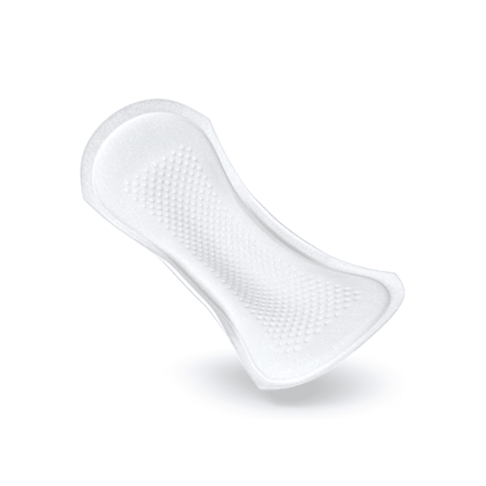 Jedna inkontinenčná vložka TENA Comfort Mini Plus od spoločnosti Essity Germany GmbH, ktorá predvádza svoj tvarovaný dizajn a štruktúrovaný povrch s Dry Fast Core pre zlepšenú savosť, visí pred jednofarebným pozadím.
