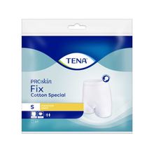 Balenie upevňovacích nohavičiek TENA Fix Cotton Spezial, veľkosť S, je ozdobené bielym obrázkom upevňovacích nohavičiek a symbolmi unisex. Je prevažne modro-biele a nesie logo TENA od Essity Deutschland GmbH výrazne na hornom okraji. Je ideálne na pohodlné upevnenie inkontinenčných vložiek.