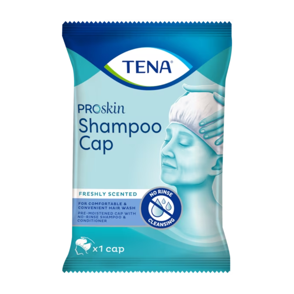 Umývacia čiapka TENA ProSkin Shampoo Cap od TENA - Essity Germany GmbH je prezentovaná v balení s modro-bielym dizajnom, na ktorom je zobrazená osoba používajúca túto jednorazovú čiapku. Text zdôrazňuje „Sviežo parfumované“, „Čistenie bez oplachovania“ a obsahuje „Šampón aj kondicionér“. Obsahuje jednu čiapku.