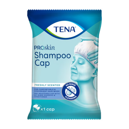 Umývacia čiapka TENA ProSkin Shampoo Cap od TENA - Essity Germany GmbH je prezentovaná v balení s modro-bielym dizajnom, na ktorom je zobrazená osoba používajúca túto jednorazovú čiapku. Text zdôrazňuje „Sviežo parfumované“, „Čistenie bez oplachovania“ a obsahuje „Šampón aj kondicionér“. Obsahuje jednu čiapku.