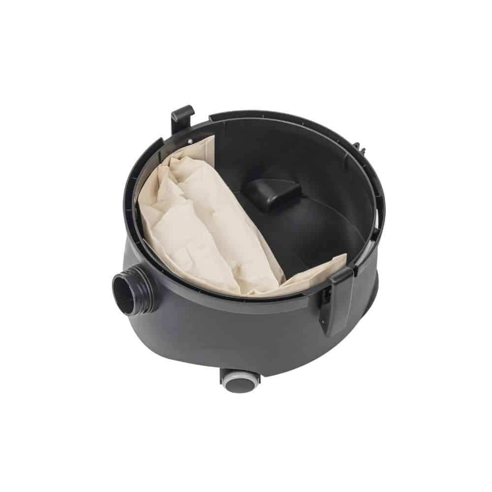 V čiernom plastovom kontajneri s dvoma vyčnievajúcimi tryskami a otvoreným vrchom sa nachádza zložený béžový látkový vak, ktorý pripomína efektívny systém TASKI go od Diversey Deutschland GmbH & Co. OHG. Zdá sa, že je súčasťou výkonného, ale cenovo dostupného filtračného alebo zberného riešenia a zdôrazňuje svoj priamočiary a funkčný dizajn s komponentmi ako sacia hadica, sacia hubica a hubica na prach, ktoré sú súčasťou dodávky.