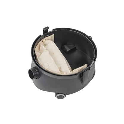 V čiernom plastovom kontajneri s dvoma vyčnievajúcimi tryskami a otvoreným vrchom sa nachádza zložený béžový látkový vak, ktorý pripomína efektívny systém TASKI go od Diversey Deutschland GmbH & Co. OHG. Zdá sa, že je súčasťou výkonného, ale cenovo dostupného filtračného alebo zberného riešenia a zdôrazňuje svoj priamočiary a funkčný dizajn s komponentmi ako sacia hadica, sacia hubica a hubica na prach, ktoré sú súčasťou dodávky.