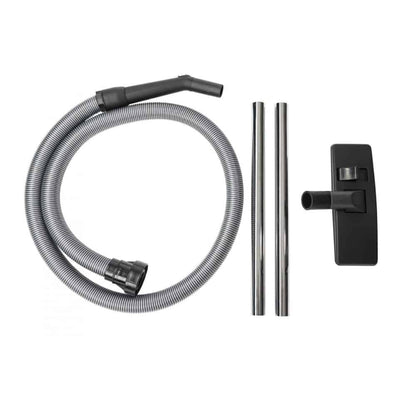 Na bielom pozadí sú zobrazené výber dielov pre ASKIGO od Diversey Deutschland GmbH & Co. KG a ich prevádzkovateľov. Vysávač má funkčný dizajn s dôležitými komponentmi ako dodávaná špirálová sacia hadica, kovové predlžovacie rúry a čierne nadstavce na prachovú hubicu, vďaka čomu tento a riešenia pre tiché čistenie optimálne fungujú.