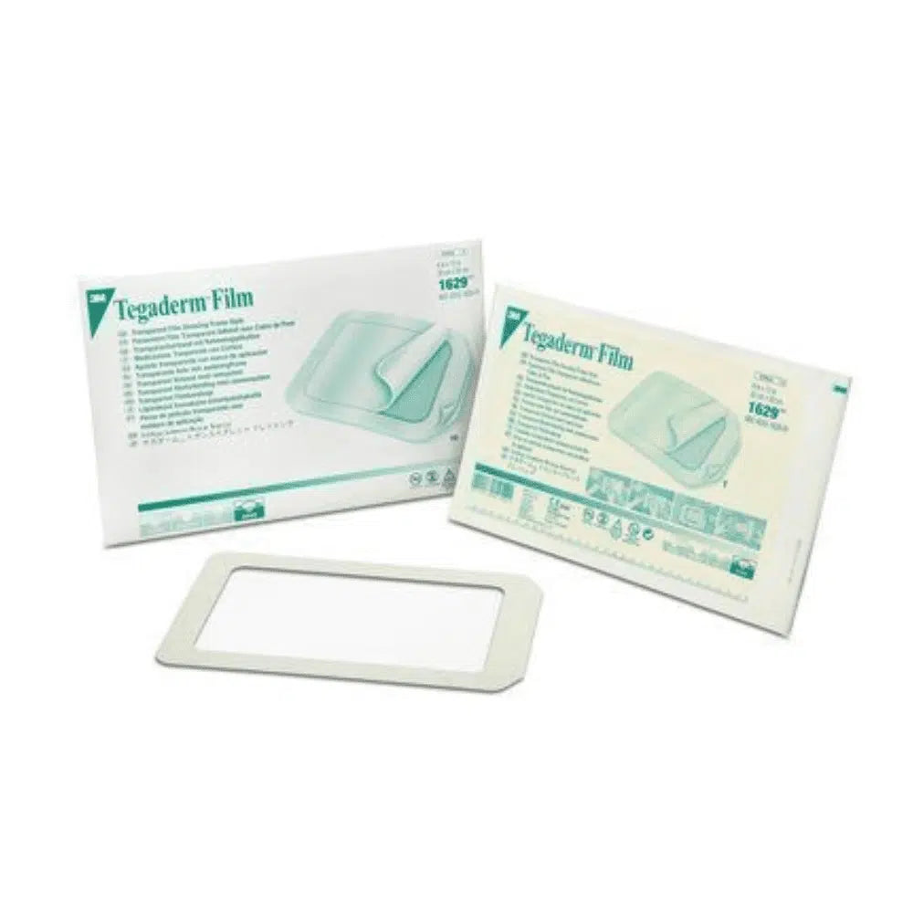 Pred dvoma obalmi je zobrazený obdĺžnikový Tegaderm film 3M priehľadný obväz (10 x 12 cm, balenie s 5 kusmi, Solventum Germany GmbH) s produktovými informáciami a obrázkom použitia fixačnej náplasti.