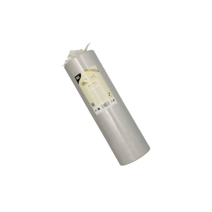 Rolka PAPSTAR stolového bežca látkového vzhľadu PV-Tissue Mix „ROYAL Collection“ od PAPSTAR GmbH je elegantne označená informáciami o produkte. Rolka stojí vzpriamene pred jednoduchým bielym pozadím a ukazuje svoju vysokokvalitnú zmes celulózovej viskózy.