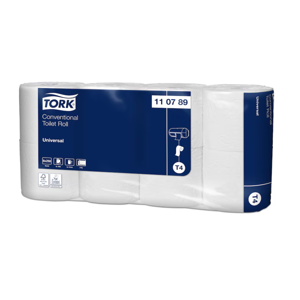 Toaletný papier Tork 110789 Universal T4 v malých rolkách, 2-vrstvová toaletná papierová rolka v kartónovom balení so 64 rolkami na kartón, nesie logo Tork a informácie o produkte, ako aj certifikáty udržateľnosti. Jeho modro-biely dizajn zdôrazňuje jeho nákladovú efektívnosť.