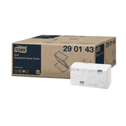 Krabica Tork 290143 mäkké zickzackové uteráky Advanced H3 2-vrstvové je vystavená vedľa otvoreného balenia s dizajnom listov. Krabica s modelovým číslom 29 01 43 má modro-béžovú farebnú schému, ktorá ideálne ladí s nastavením dávkovača Tork Advanced H3.