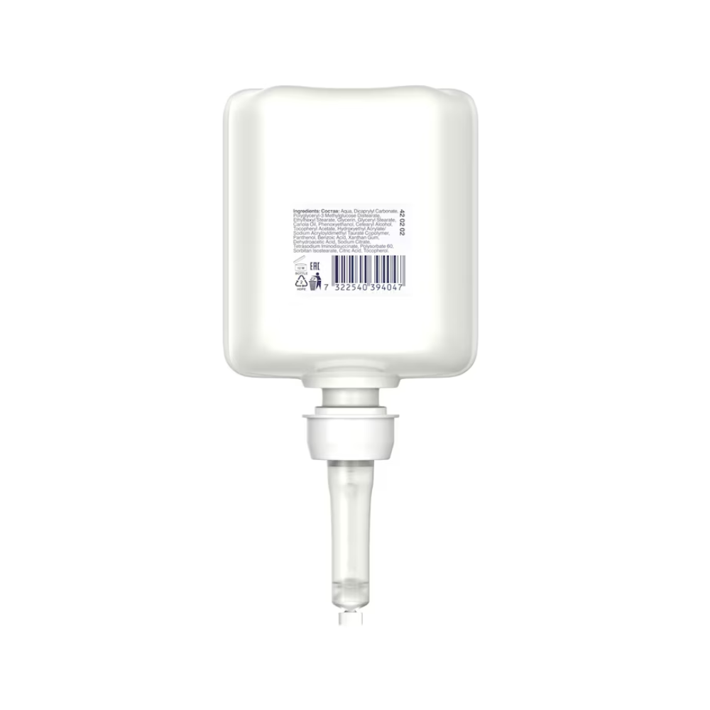 Na obrázku je biely obdĺžnikový kontajner s dýzou na spodnej strane, na ktorom je vidieť text a čiarový kód. Tento Tork 420202 Sensitive Feuchtigkeitsspendende Handdesinfektion Premium od TORK – Essity Professional Hygiene Germany GmbH je ideálny na distribúciu hydratačného dezinfekčného gélu na ruky a účinne bojuje proti choroboplodným zárodkom.