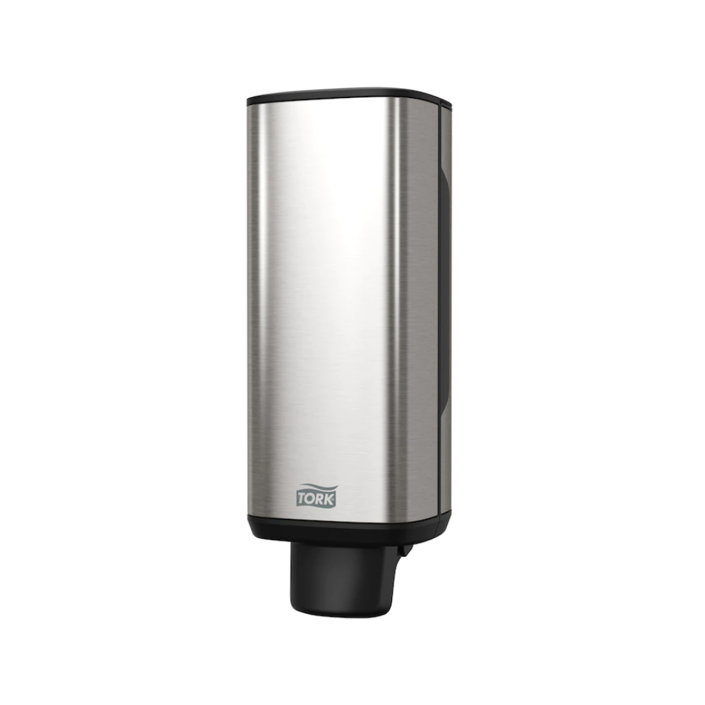 Dávkovač mydla a dezinfekčného prostriedku na ruky Tork 460010 od spoločnosti TORK – Essity Professional Hygiene Germany GmbH má elegantný, obdĺžnikový dizajn z nehrdzavejúcej ocele s prepracovanou čiernou dýzou na spodnej strane a logom „Tork“ v blízkosti základne. Jeho moderná estetika sa nádherne odlišuje od bieleho pozadia, čo ho robí ideálnym na dávkovanie mydla a dezinfekčných prostriedkov na ruky.