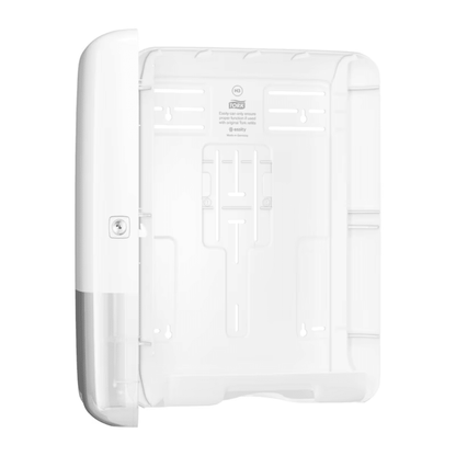 Dávkovač na skladané uteráky Tork 553000 Elevation H3 od TORK – Essity Professional Hygiene Germany GmbH je biely, na stenu montovateľný držiak z plastu s otvoreným Elevation dizajnom. Má priehradky a otvory na bezpečné uloženie predmetov a kľúčovú dierku na ľavej strane na uzamknutie, čo ho robí ideálnym na usporiadanie alebo upevnenie komponentov.