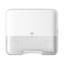 Tork 553100 Mini-dávkovač na skladané uteráky Elevation H3 od TORK - Essity Professional Hygiene Germany GmbH je biely, obdĺžnikový dávkovač papierových uterákov s priehľadnou spodnou časťou. Má malé logo v strede a stelesňuje jednoduchú, funkčnú eleganciu, ktorá je charakteristická pre dizajn Elevation. Tým je ideálny pre efektívne dávkovanie skladaných uterákov.