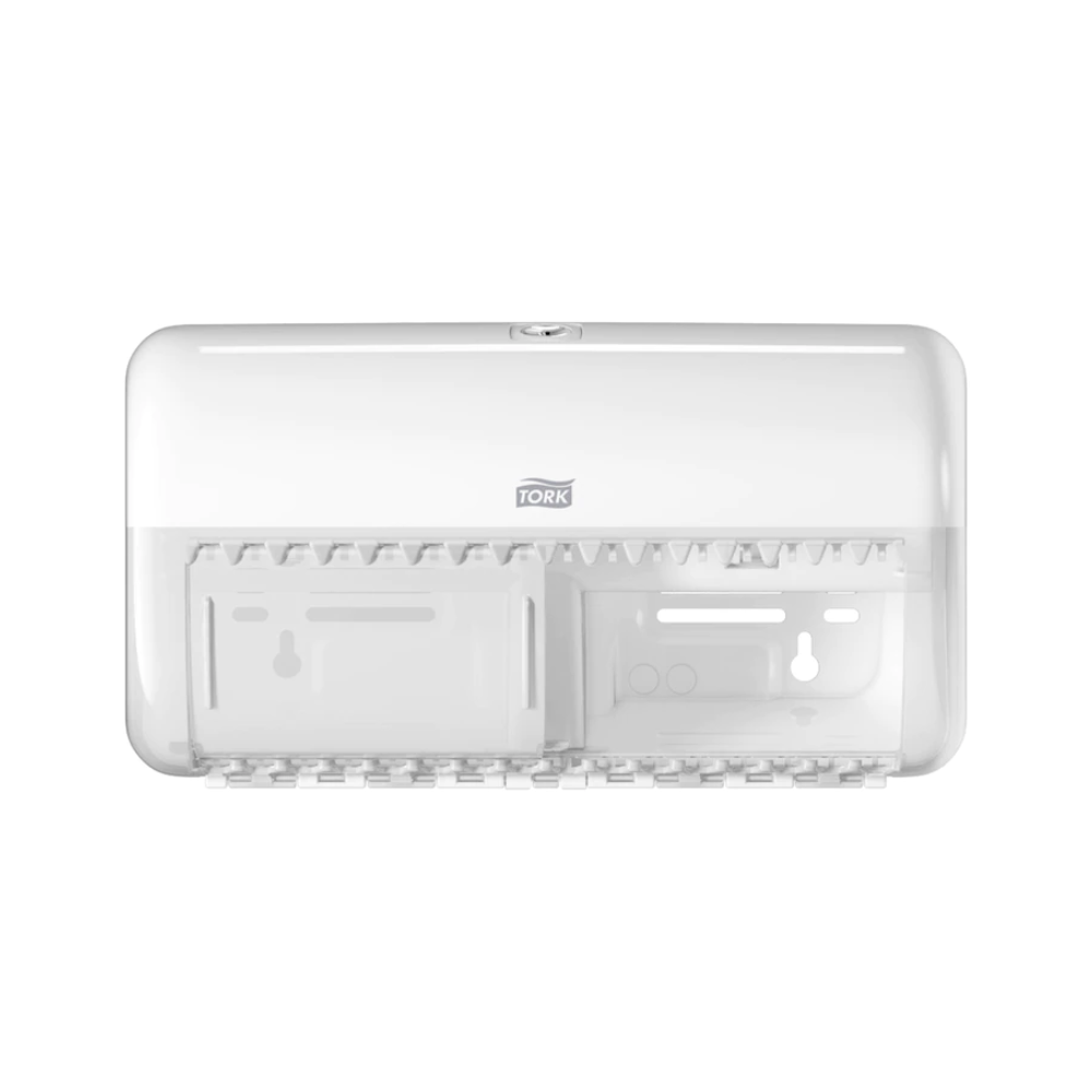 Tork 557000 dávkovač na malé rolky toaletného papiera Elevation T4 od TORK – Essity Professional Hygiene Germany GmbH predstavuje dizajn Elevation s priehľadným krytom, ideálny pre nástennú montáž. Tento biely dávkovač sa prezentuje prázdny, čo zvýrazňuje jeho vnútornú štruktúru a bezpečný uzatvárací mechanizmus hore.