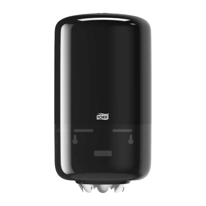 Tork 558008 Mini vnútorný odvíjač Elevation M1 od spoločnosti TORK – Essity Professional Hygiene Germany GmbH je čierny, na stenu montovaný odvíjač papierových utierok s elegantným, zaobleným dizajnom Elevation. Na spodnej strane má priehľadnú časť, ktorá umožňuje vidieť rolku vo vnútri a tým zabezpečuje lepšiu hygienu. Na prednej strane je jasne viditeľné logo Tork.